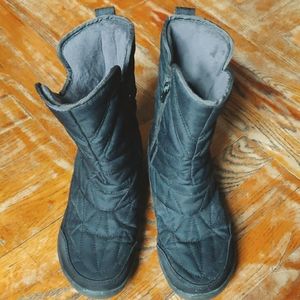 Women's Size 7 Columbia Black Waterproof Zipup Snow Boots